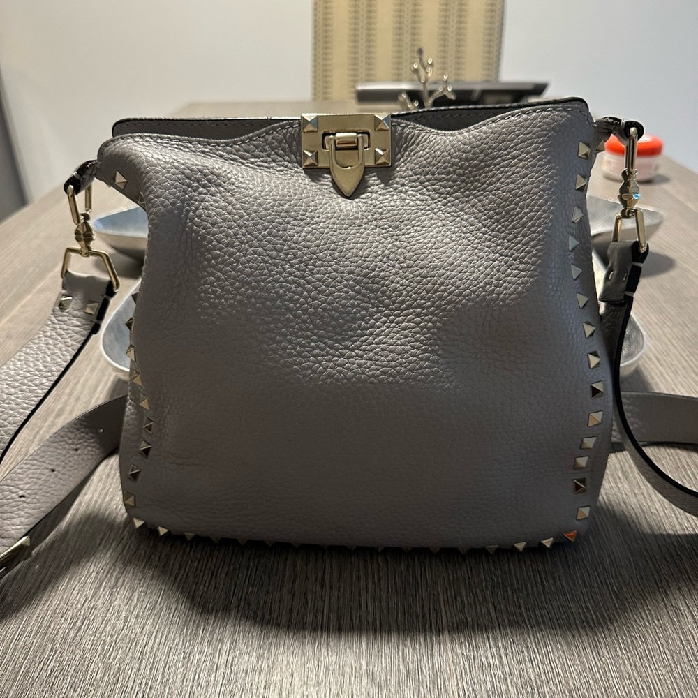 Valentino Pebbled Calfskin Medium Rockstud Flip-Lock Messenger Bag in Grey